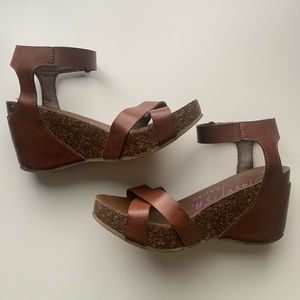 Blowfish Vegan Leather Wedge Sandal size:6